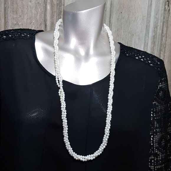 Beautiful 4-5mm pearl necklace 32" in length - Picture 2 of 2
